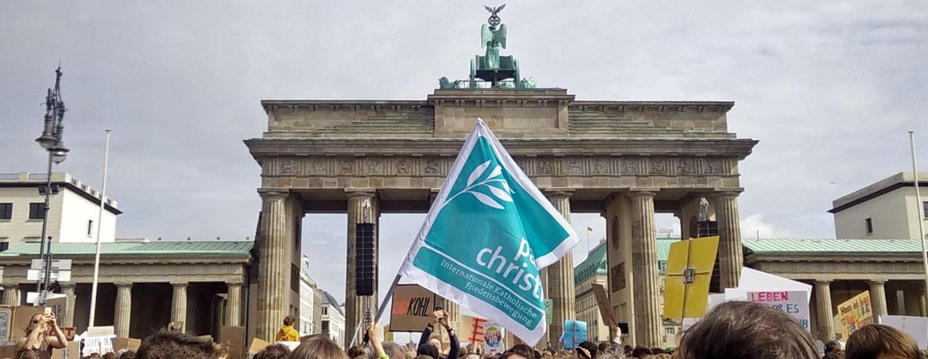 pax christi Flagge vor Brandenburger Tor